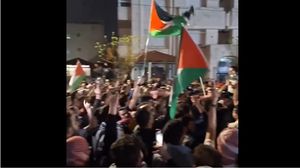 ردد المتظاهرون هتافات تنتقد الجسر البري الذي يعبر إلى الاحتلال من الأراضي الأردنية- إكس
