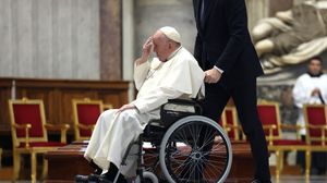 قام بابا الفاتيكان بغسل وتقبيل أقدام 12 سجينة في روما- جيتي
