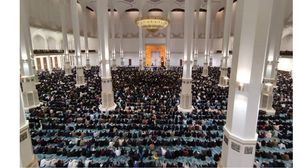 أدى عشرات آلاف المواطنين الصلاة داخل الجامع- إكس 