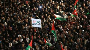 أكدت الهتافات دعم المقاومة الفلسطينية في قطاع غزة ضد الاحتلال وطالبوا بإسنادها ودعا مشاركون إلى فتح الأبواب أمام مشاركتهم ضد الاحتلال- جيتي