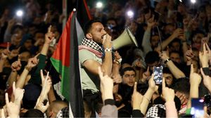 يحتشد الآلاف من الأردنيين يوميا قرب سفارة الاحتلال- جيتي
