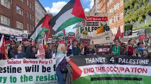 مئات الآلاف من أنصار فلسطين البريطانيين يتظاهرون في يوم الأرض وسط لندن للمطالبة بوقف الحرب على غزة.. (عربي21)