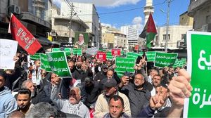 الجموع التي تخرج إلى الشوارع في الأردن وغيره تحركها حرقتها على جراح غزة ومعاناتها ودعما لمقاومتها. (الأناضول)