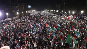 خرج عشرات آلاف الأشخاص في مسيرات جابت شوارع كراتشي حاملين أعلام فلسطين- إكس