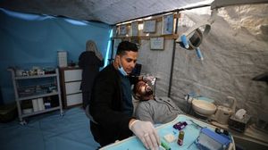 انهيار النظام الصحي في غزة جعل الطبيب نجدت صقر يفكر في مساعدة النازحين فى خيمته- إكس