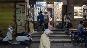 يعاني المصريون من ارتفاع التضخم إلى مستويات قياسية وانخفاض قيمة العملة المحلية إلى مستويات قياسية- نيويورك تايمز /فاطمة فهمي