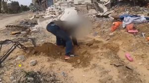 مقاوم من سرايا القدس خلال زرع ألغام لتفجيرها في دبابات الاحتلال- الإعلام الحربي