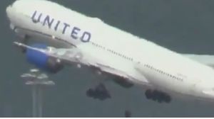 لقطة تظهر لحظة انفصال أحد إطارات الطائرة وسقوطه على أرض المطار