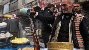 بائع مشروب العرقسوس في أحد شوارع حلب شمال سوريا- جيتي