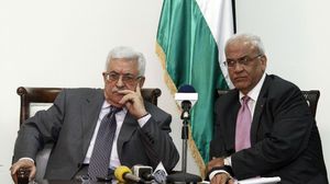 رئيس المفاوضين في السلطة الفلسطينية عريقات إلى جانب عباس - (أرشيفية)