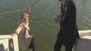 مراسلة التلفزيون الهولندي التي سقطت في النهر أثناء تصويرها (أرشيفية)