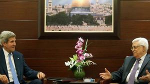 وزير الخارجية الأمريكي كيري و رئيس السلطة الفلسطينية عباس - ا ف ب
