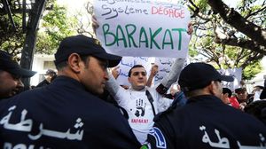 متظاهرون جزائريون ضد انتخاب بوتفليقة لولاية رابعة (أرشيفية) - أ ف ب