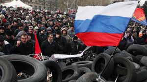 متظاهرون مؤيديون لروسيا في شرق أوكرانيا - أ ف ب