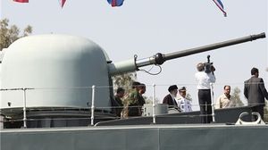 مدفعية "فجر 27" على متن بارجة "جماران" الإيرانية في مناورات لها مع عمان - فارس