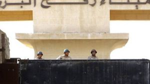 جنود مصريون يغلقون بوابة معبر رفح - (أرشيفية)