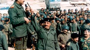 صدام حسين مع أفراد الجيش السابق - أرشيفية