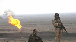 عناصر من الجيش العراقي في حماية انبوب نفط - ا ف ب 