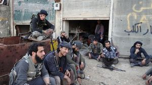 مجموعة من مقاتلي المعارضة بأحد المواقع في حلب - (أرشيفية) الأناضول