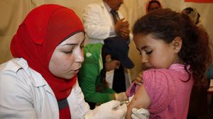 طفلة سورية لاجئة في لبنان تتلقى مطعوم شلل الأطفال - أ ف ب