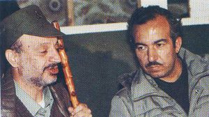 خليل الوزير (يمين) مع رئيس السلطة الفسطينية ياسر عرفات (أرشيفية)