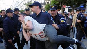 الشرطة الجزائرية تتصدى لمظاهرة تدعو للمقاطعة - أ ف ب