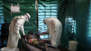 مريض بالايبولا خلال علاجه - ارشيفية 