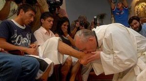 بابا الفاتيكان يقبل قدم معاق - ا ف ب