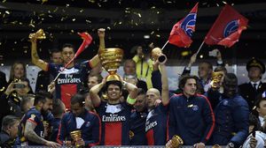 لاعبو باريس سان جرمان يحتفلون بإحراز كأس الرابطة في 19 نيسان - أ ف ب
