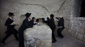 مستوطنون خلال أدائهم الصلاة في قبر يوسف - أرشيفية