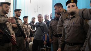 عناصر الداخلية أثناء إفراجهم عن المعتقلين الأمنيين من "فتح" - الأناضول