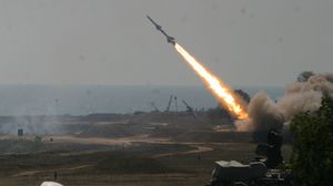 انطلاق إحدى صواريخ المقاومة باتجاه المستوطنات الإسرائيلية - ا ف ب