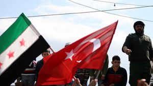 سوريون يرفعون علم الثورة السورية إلى جانب العلم التركي - (أرشيفية)