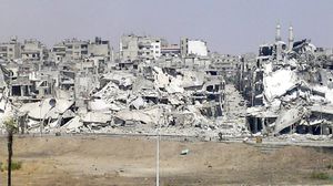 اضطر غالبية سكان حمص السُنة لمغادرة أحيائهم بسبب القصف والدمار - أرشيفية