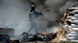 جندي من القوات الخاصة الأوكرانية يتخذ موقعا قرب مدينة سلافيانسك - أ ف ب