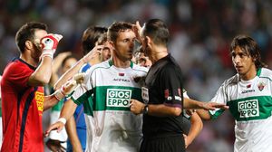 لاعبو التشي يحتجون على قرار للحكم خلال مباراة أمام ريال مدريد - أ ف ب