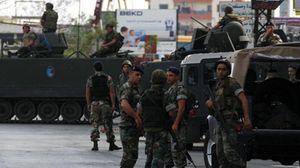 عناصر من الجيش اللبناني يشكلون حاجزا أمنيا - ا ف ب