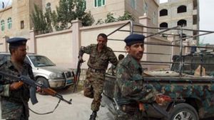 قوات الأمن نجحت في السيطرة على المبنى الذي تعرض قبل يومين لقصف جوي من قبل طيران القوات الجوية الإماراتية- أرشيفية