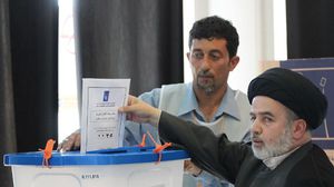 عراقي يدلي بصوته في بمركز اقتراع في لبنان الأحد (أرشيفية) - أ ف ب