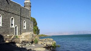 كنيسة الطابغة على شاطئ بحيرة طبريا تعرضت لاعتداءت المستوطنين - (أرشيفية)