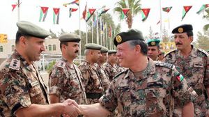 الملك عبد الله الثاني مع عناصر من الجيش الأردني - ا ف ب