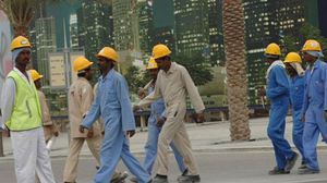 عدد من العمال الوافدين في السعودية - ا ف ب