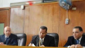 قاضي الإعدام سعيد صبري (وسط) خلال إحدى المحاكمات - فيس بوك