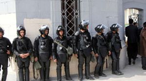 جنود من الشرطة المصرية امام جامعة القاهرة - ا ف ب
