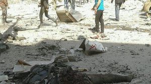 أشلاء بشرية نتيجة القصف على حي الشعار في حلب الجمعة