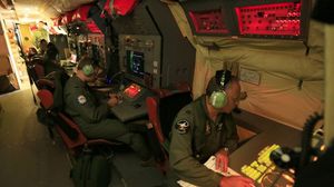 أستراليون يعملون على متن راف أوريون أثناء البحث عن الطائرة الماليزية - ا ف ب