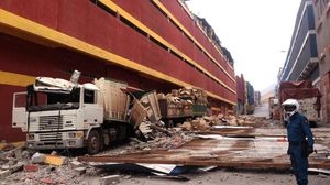شاحنات محطمة أثر الزلزال الذي ضرب تشيلي - ا ف ب