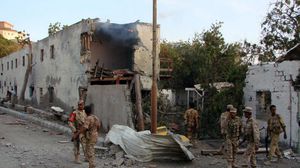 جنود يمنيون يتفقدون موقع انفجار بمقر قيادة الجيش (أرشيفية) - ا ف ب