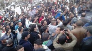 محتجون على ترشج بوتفليقة يحاصرون مؤتمرا انتخابيا لدعمه - عربي21