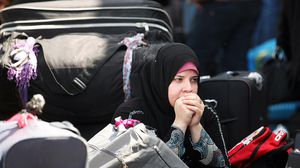 فلسطينية تنتظر السماح لها بالسفر عبر معبر رفح - الأناضول